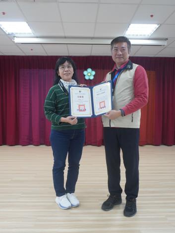主任頒發績優獎及全勤獎予志工蕭梅