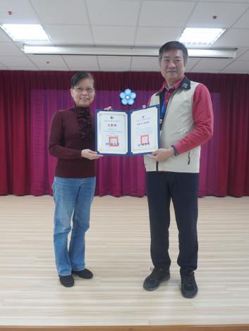 主任頒發績優獎及全勤獎予志工徐瑞蓮