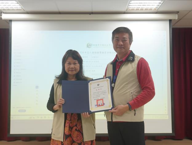 主任頒發感謝狀給隊長