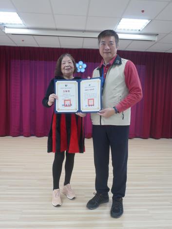 主任頒發績優獎及全勤獎予志工李林貴美