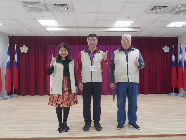 主任與新、舊任隊長合照