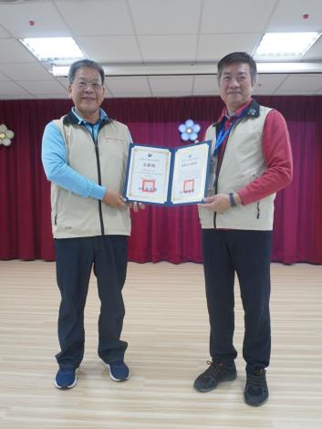 主任頒發績優獎及全勤獎予志工鍾文吉