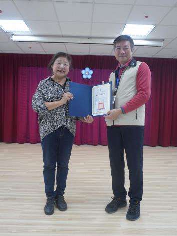主任頒發績優獎予志工詹玉碧