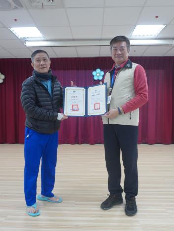 主任頒發績優獎及全勤獎予志工陳文筆