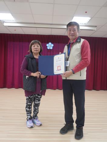 主任頒發績優獎予志工黃惠萍
