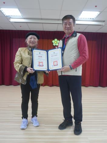主任頒發績優獎及全勤獎予志工楊秋榮