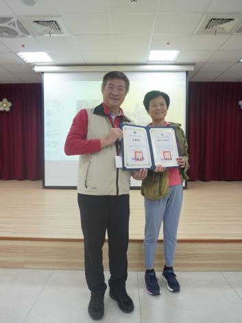 主任頒發績優獎及全勤獎予志工江文如