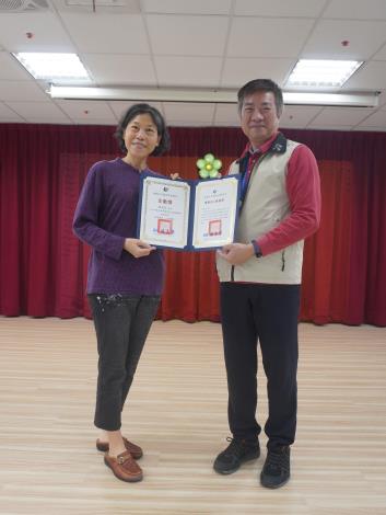 主任頒發績優獎及全勤獎予志工陳美惠