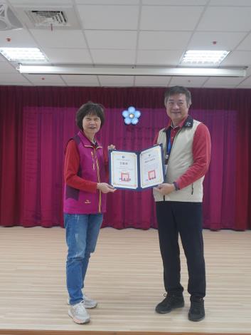 主任頒發績優獎及全勤獎予志工劉美玉