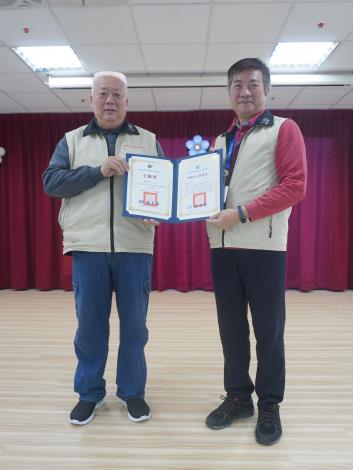 主任頒發績優獎及全勤獎予志工劉邦訓