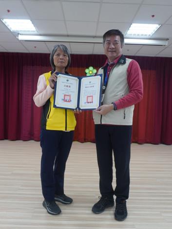 主任頒發績優獎及全勤獎予志工李金靜