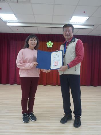主任頒發績優獎予志工傅秀琴