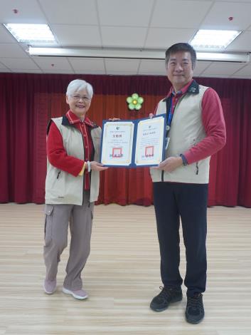 主任頒發績優獎及全勤獎予志工徐葉喜玉