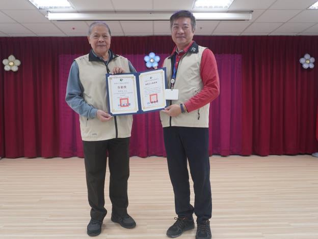 主任頒發績優獎及全勤獎予志工戴興昌