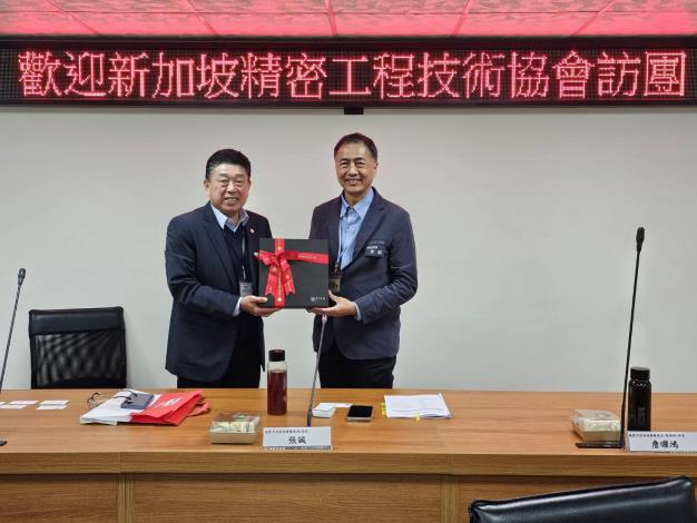 經發局致贈禮物與speta (2)