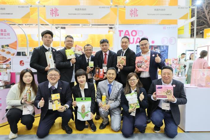 桃園市政府經濟發展局局長、農業局局長與「2025年東京國際食品展-桃園館」10家參展業者合影