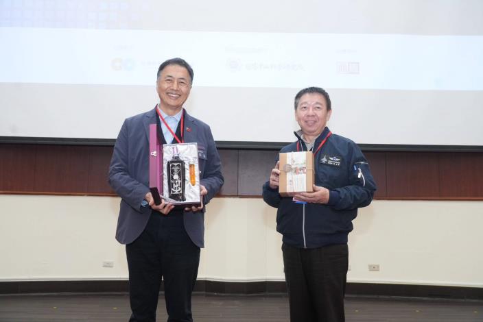 雙方代表致贈伴手禮