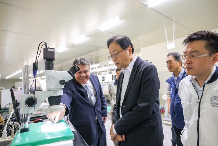 鉅祥林映碩總經理向市長說明自家產品3