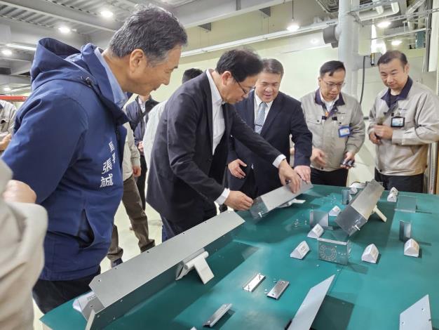 鉅祥林映碩總經理向市長說明自家產品1