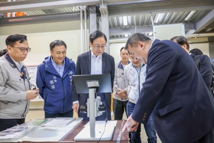 鉅祥林映碩總經理向市長說明自家產品2