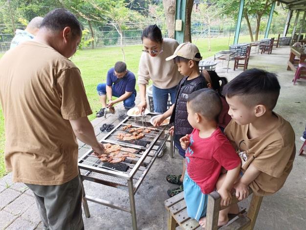 新住民家庭分工合作進行烤肉