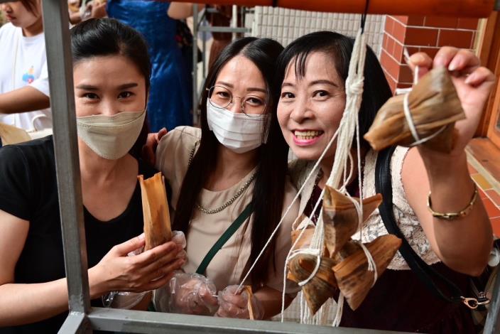 新住民姐妹快樂的享受包粽子的樂趣