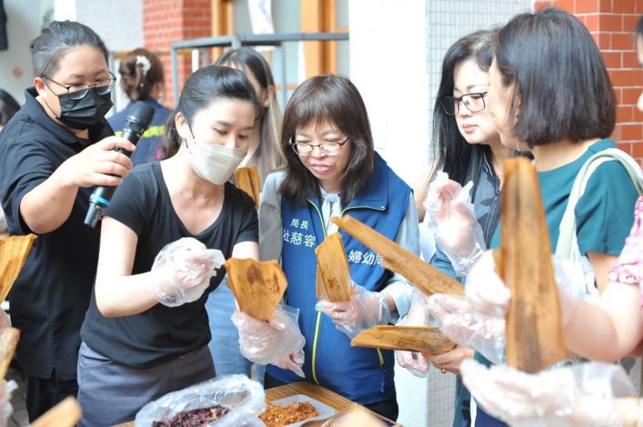 新住民姐妹快樂的享受包粽子的樂趣