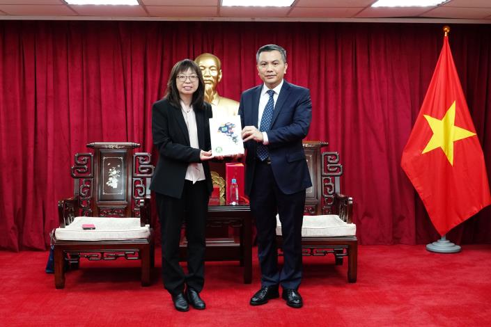 婦幼發展局杜慈容局長贈送新住民專刊予駐臺越南經濟貿易辦事處武進勇代表