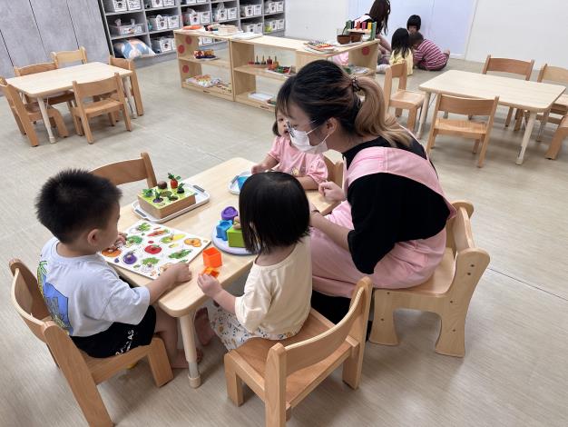 提醒家中有滿2個月至未滿2歲嬰幼兒，且有送托公共托育設施意願者，得辦理線上登記