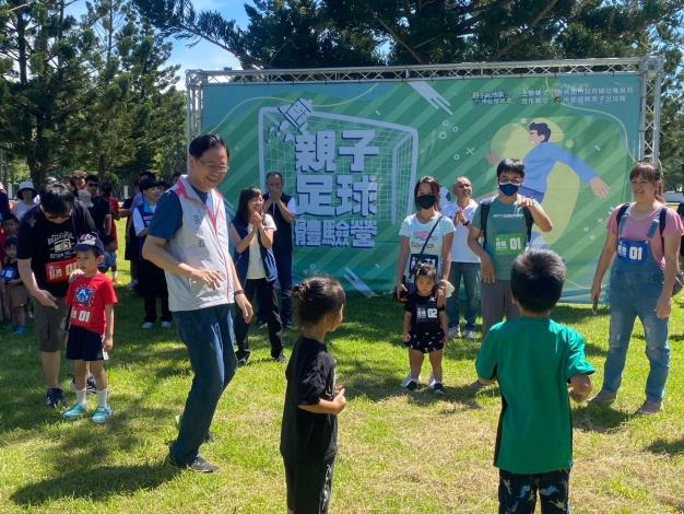 市長與兒童一起踢球
