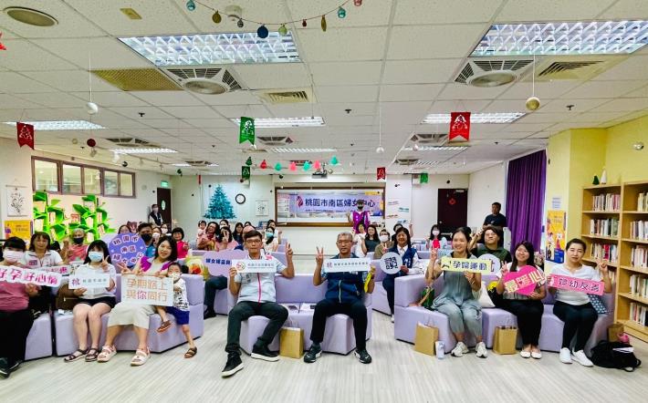 與會貴賓與民眾合照留影，一起推動對孕媽咪友善的社會環境