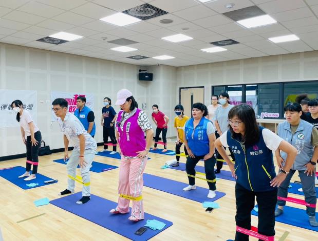 市議員張碩芳與婦幼局杜慈容局長等貴賓體驗產婦瑜珈運動