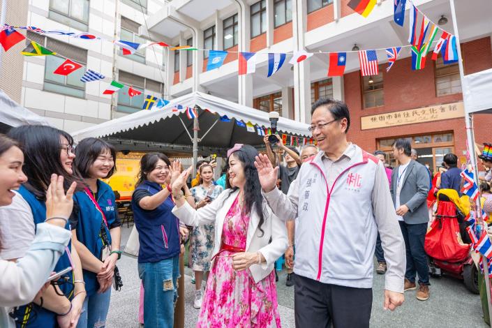 張市長向現場人員揮手致意