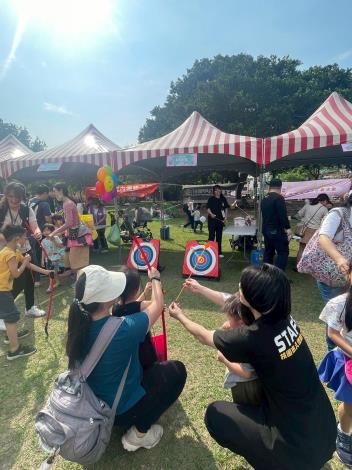 民眾於親子館攤位參與闖關