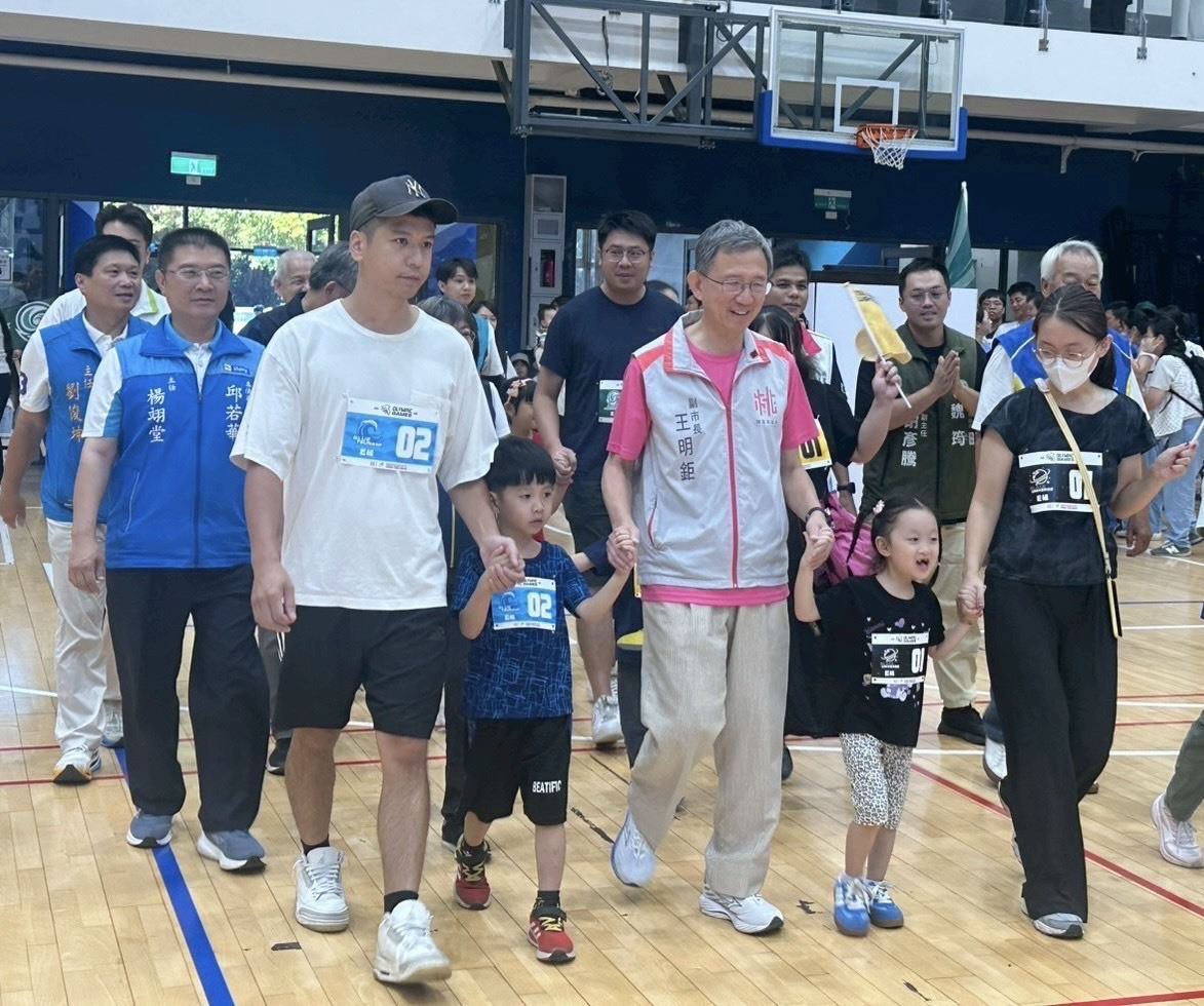 引領小小運動員進場(2)