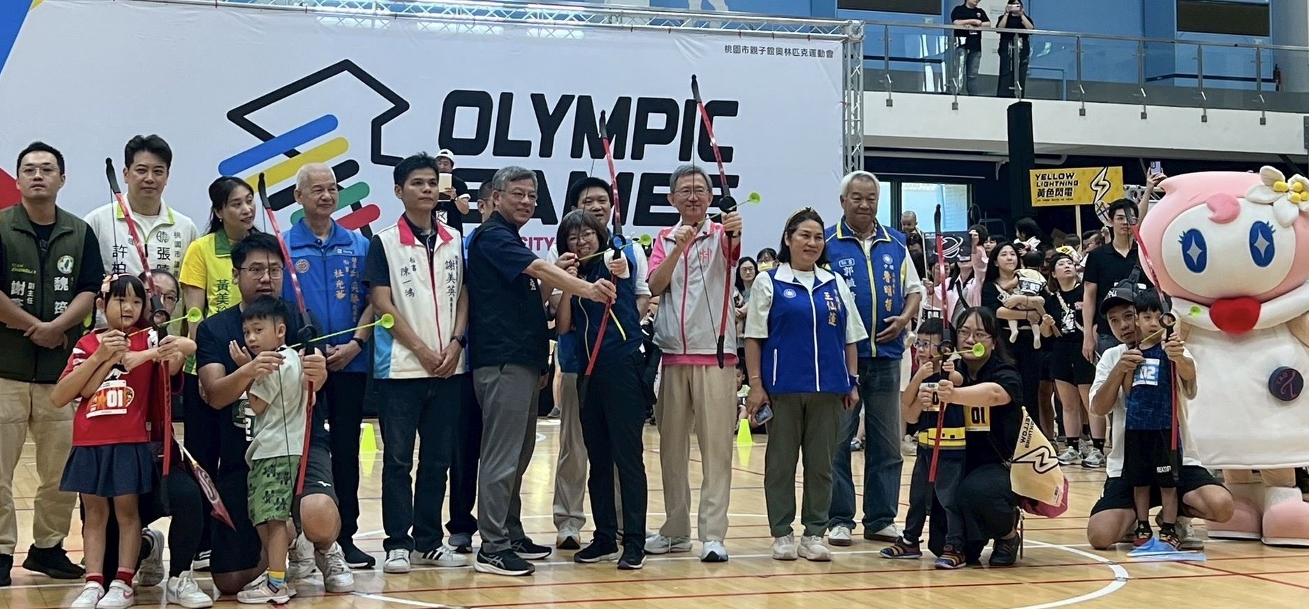 與會貴賓張弓點燃聖火