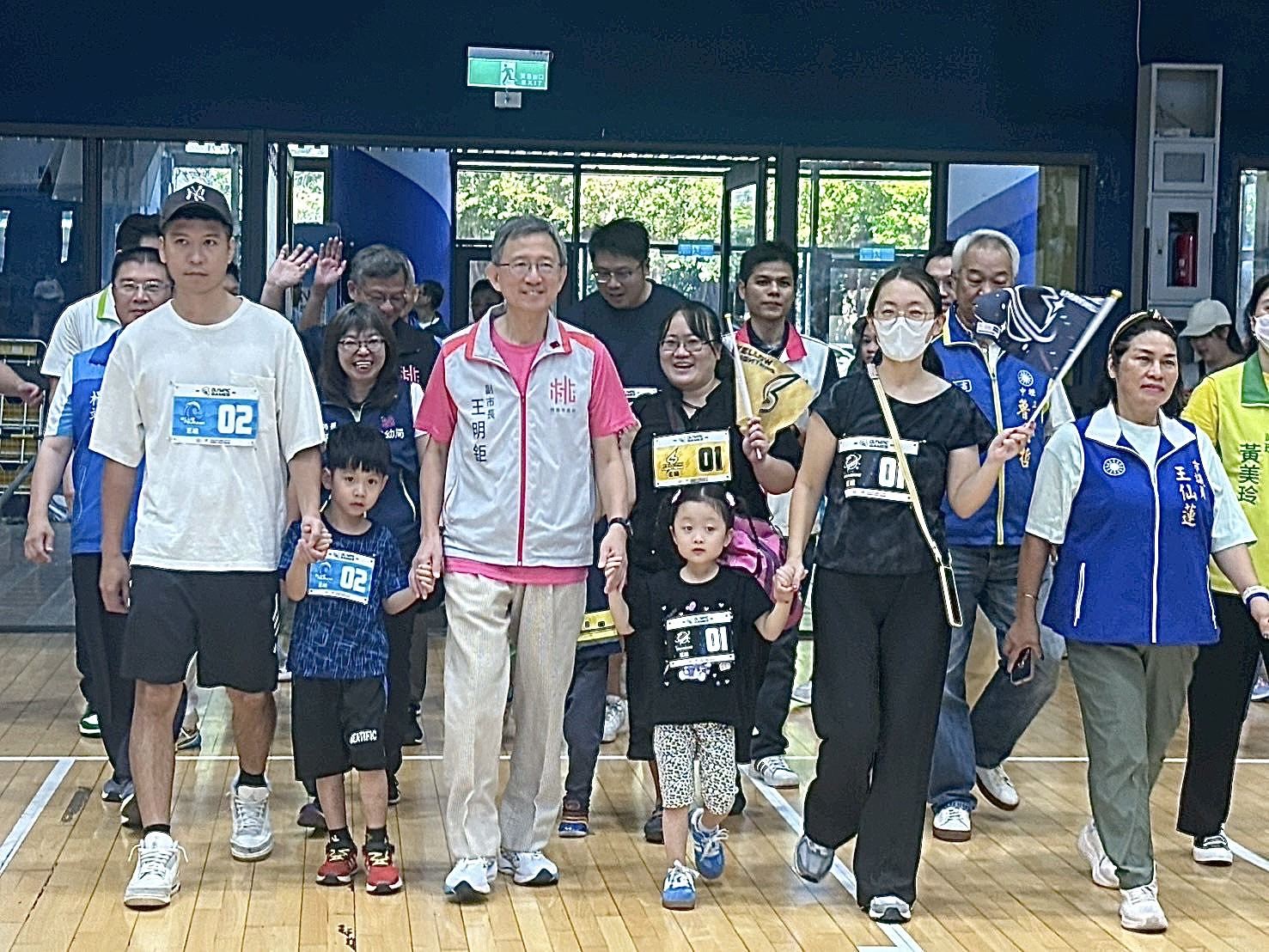王副市長引領小小運動員進場