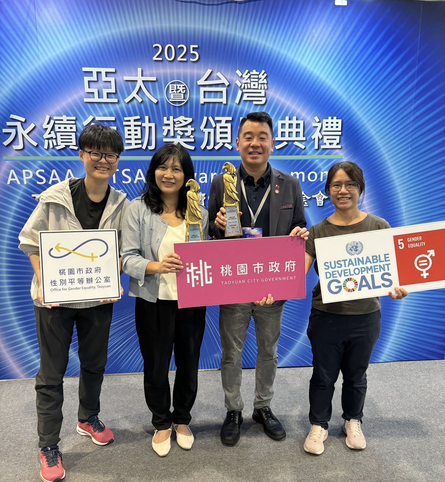 桃園市政府獲得2025金鵰微電影銀獎由副秘書長代表受獎(2)