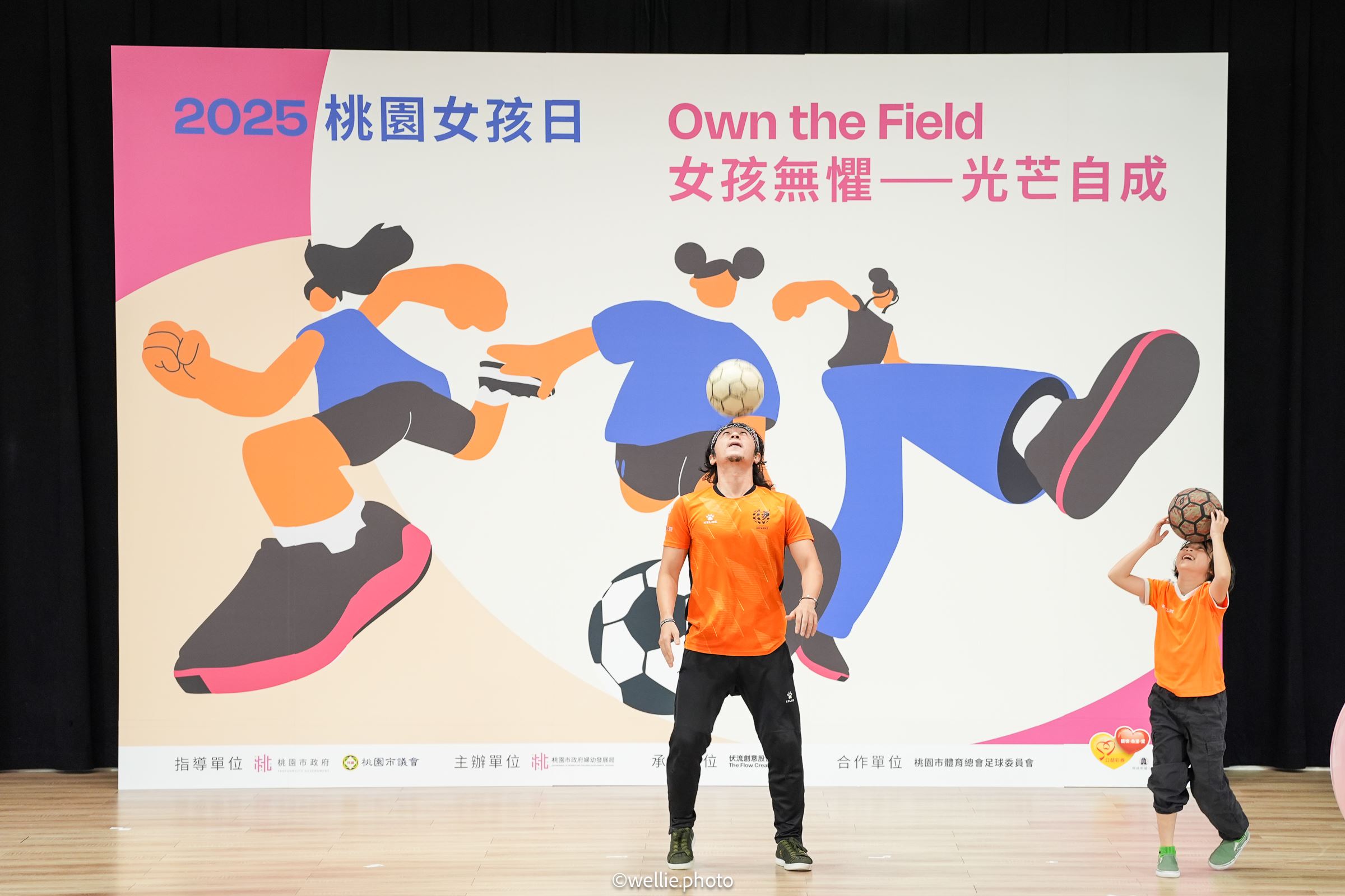 唐心磊及女兒唐芝研精采的親子足球表演