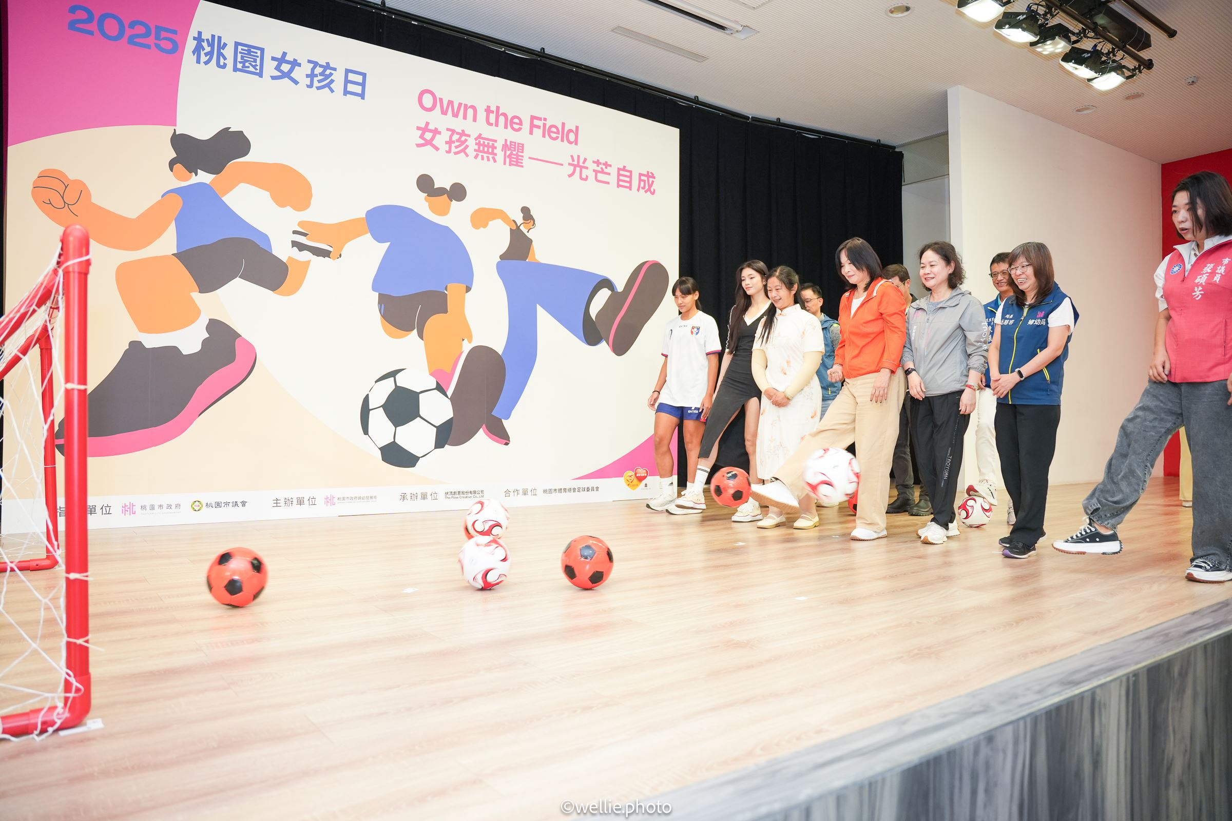 嘉賓們齊踢足球