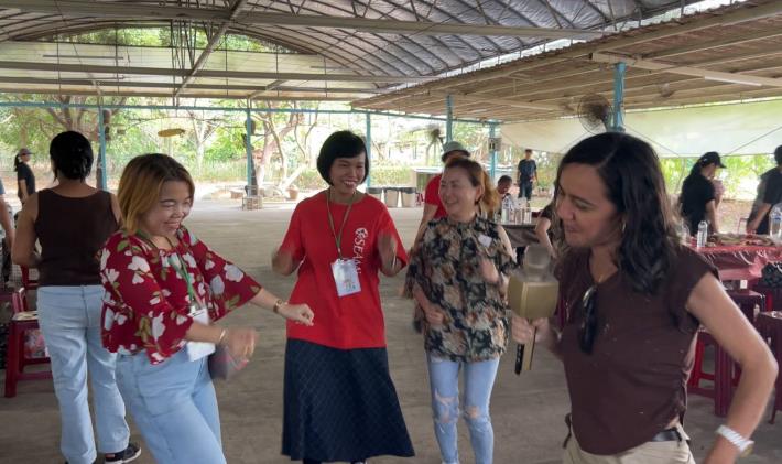 學員們以音樂會友互相交流(1)