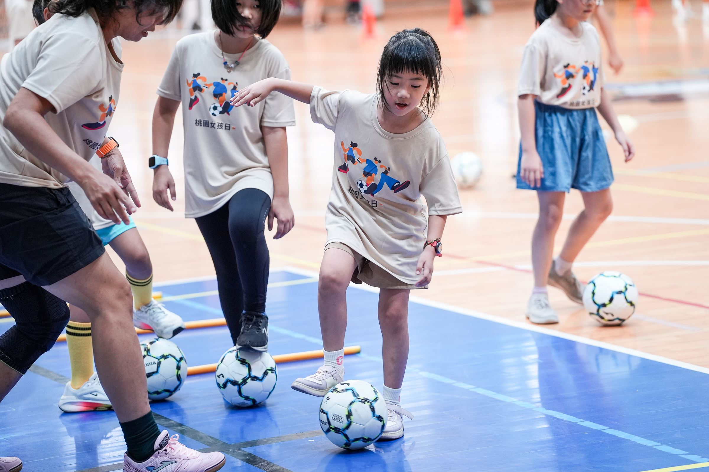 10月4日足球體驗營女孩練習傳球