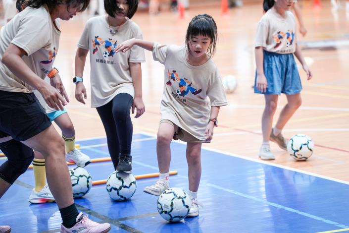 10月4日足球體驗營女孩練習傳球