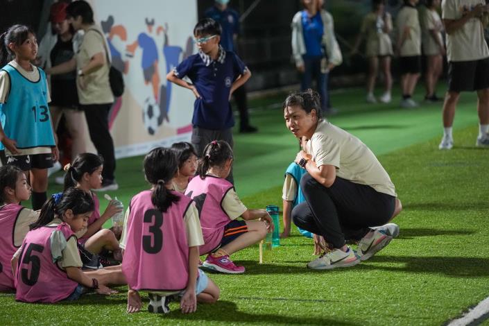 10月5日足球交流賽國小組-綵綠教練指導戰術中