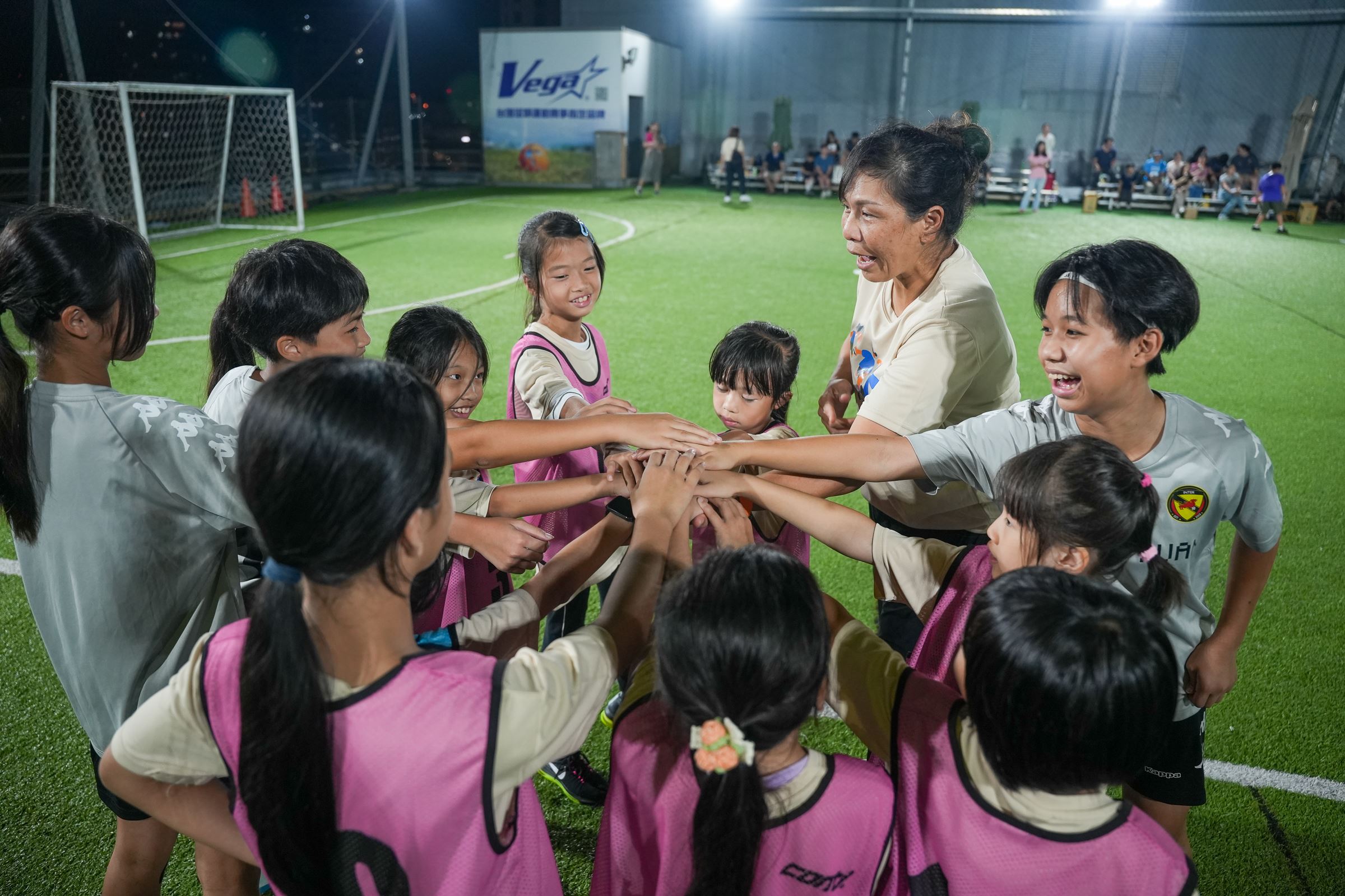 10月5日足球交流賽國小組-賽前團隊加油打氣!