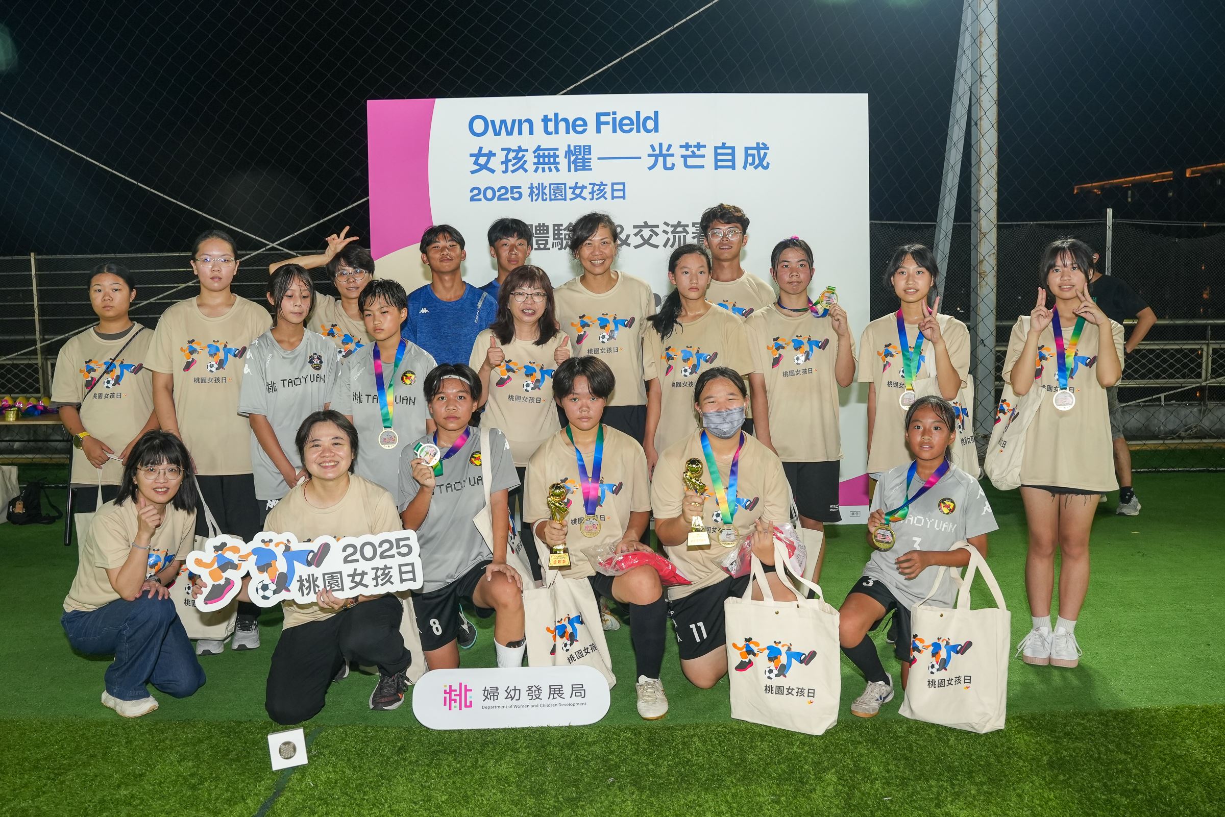 10月5日足球交流賽國中組與杜慈蓉局長大合照