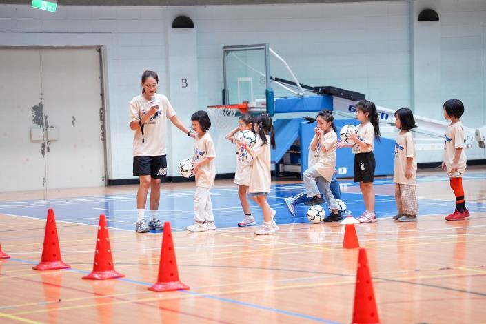 10月4日足球體驗營鄭教練指導中