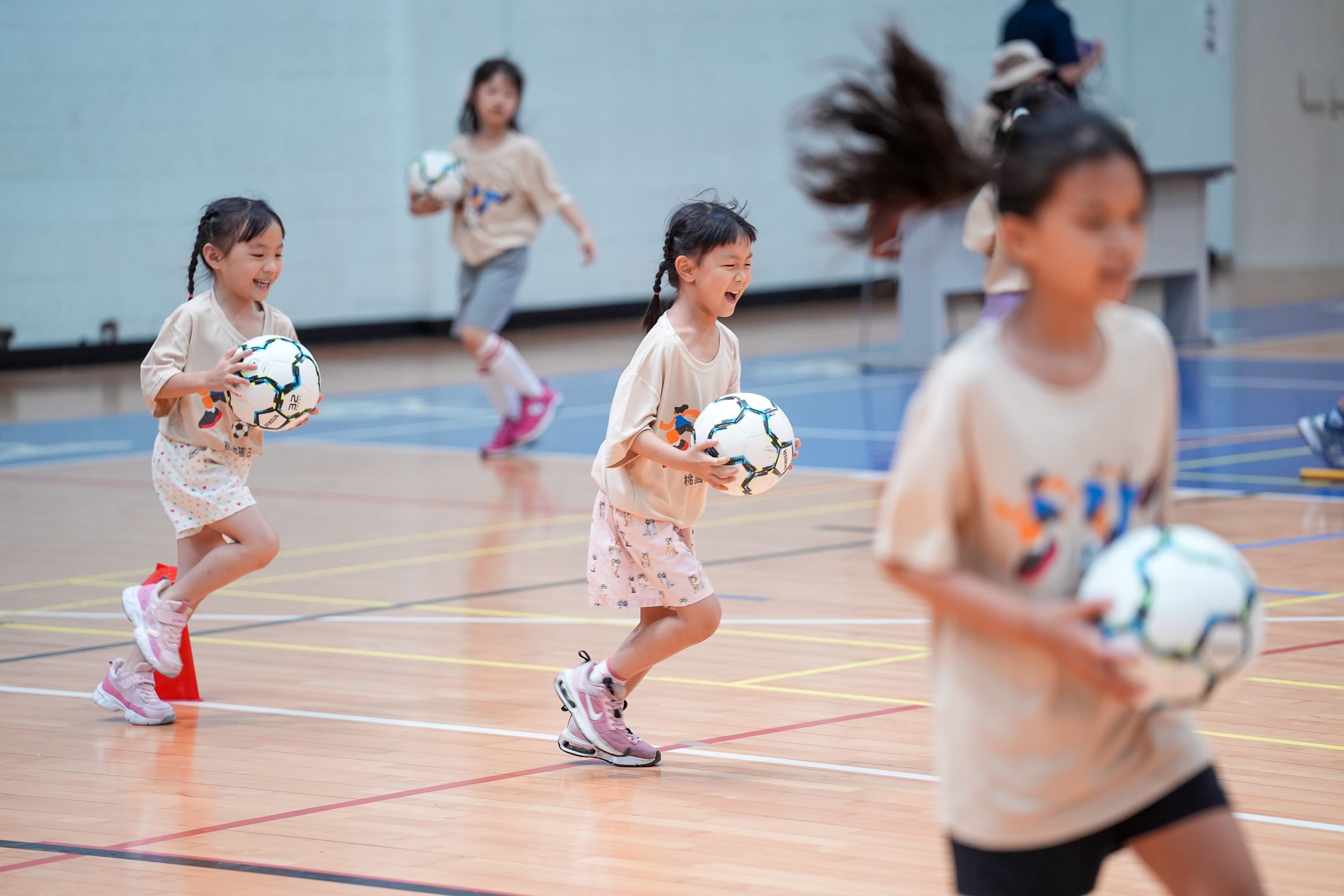 10月4日足球體驗營女孩練習中