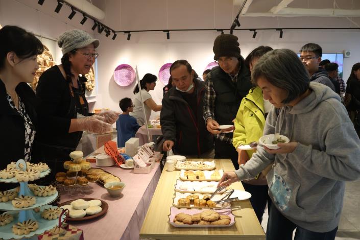 114年度新住民培力中心成果分享會-烘焙課程學員分享製作的糕餅