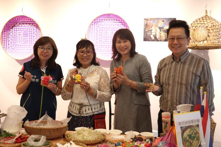 左起婦幼局杜局長慈容、美食製作者何汶諭、賽珍珠基金會尤董事長姵文、賽珍珠基金會